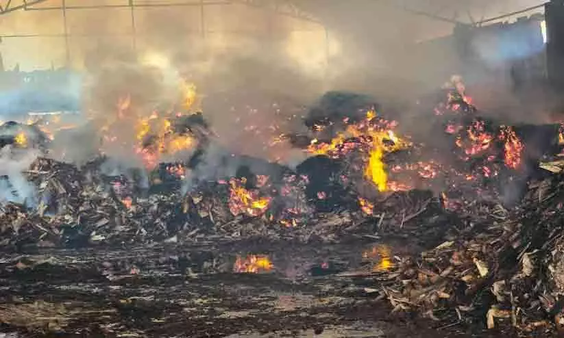 പാപ്പിനിശ്ശേരിയിൽ മരക്കമ്പനിയിൽ വൻ തീപ്പിടിത്തം; ലക്ഷങ്ങളുടെ നഷ്ടം