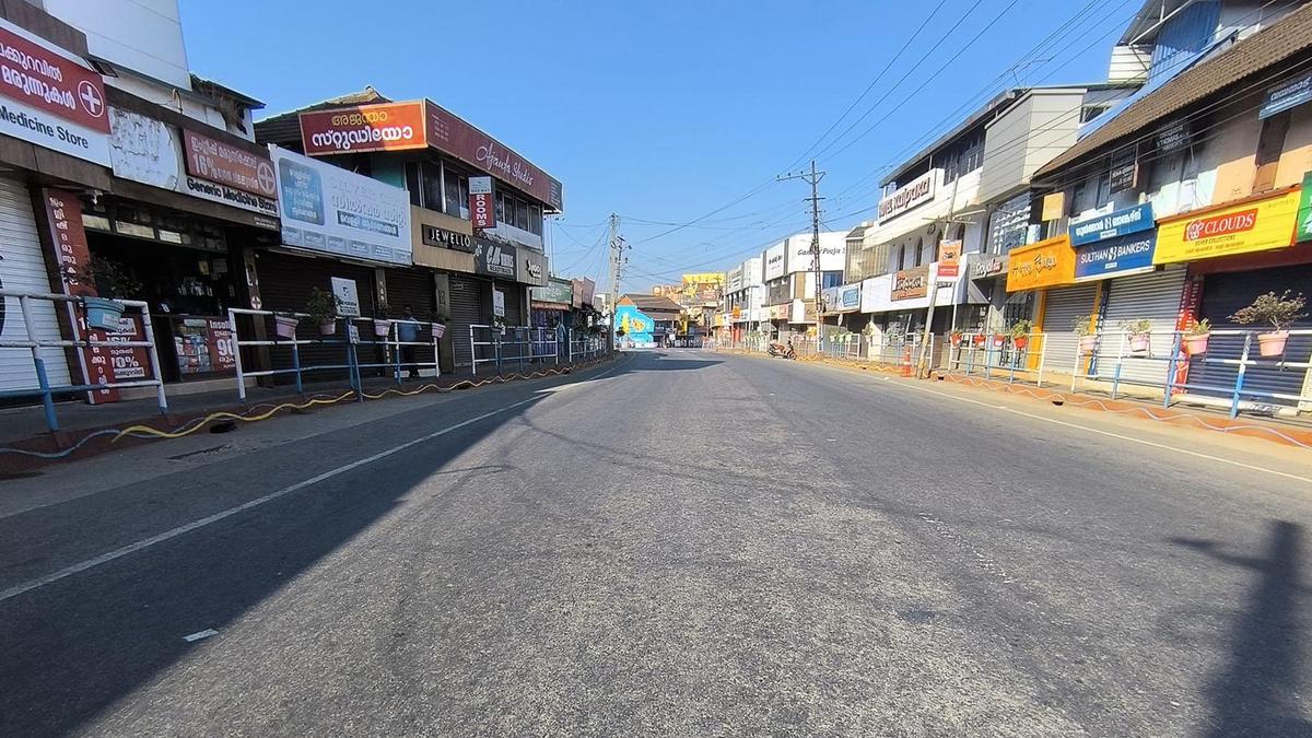 ഹർത്താലിൽ തട്ടി കണ്ണൂർ; ബസ്സും കടയുമില്ലാതെ നിശ്ചലം, പക്ഷേ ‘ബന്ദാകില്ലെന്ന്’ വ്യാപാരികൾ!